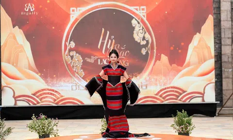 Đại sứ Khánh Huyền Pa Cô mang nét duyên dân tộc mình đến với sân khấu văn hóa Hỷ Sắc Lạc Hồng - Đà Nẵng