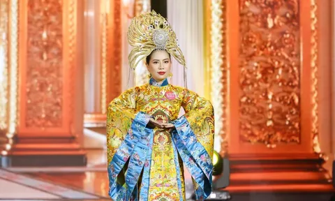 Trong trang phục áo dài của NTK Đức Minh, doanh nhân Phan Thị Lệ Thu đoạt ngôi vị Á hậu 2