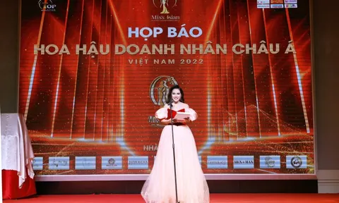Bà Đặng Gia Bena ký kết cùng các NTT trang phục Hoa hậu Doanh nhân Châu Á Việt Nam 2022