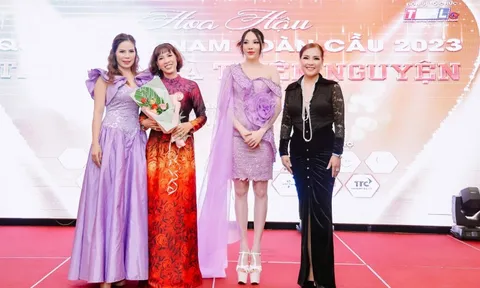 Người mẫu Khánh Phượng trình diễn trang phục công sở đặc biệt của NTK Thân Hoàng Bích Thủy