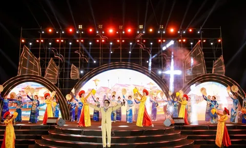 BST Áo dài mang đậm dấu ấn xứ Quảng của NTK Tony Phạm tại chung kết Hoa hậu Doanh nhân Biển 2023