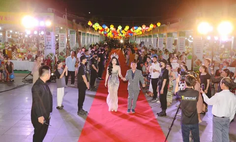 NTK Tony Phạm sánh bước cùng Hoa hậu Khương Phương Anh tại thảm đỏ chung kết Miss Asian 2023