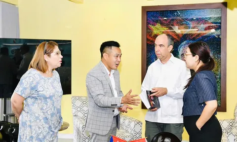 Đại sứ quán Cuba tại Việt Nam tiếp nhận tác phẩm "Fidel Castro Ruz - Cuba trong trái tim người Việt"