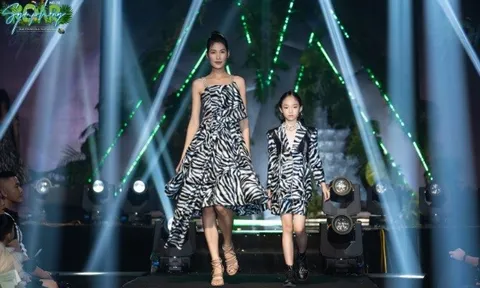 Model kid Hà Thư sánh bước cùng Siêu mẫu Ngọc Anh tại show diễn của NTK Trần Thanh Mẫn