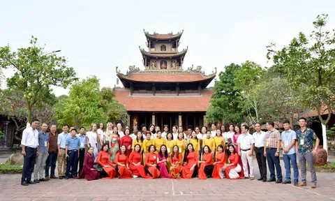 Hoa hậu Du lịch Thế giới 2022 khám phá nét đẹp Bát Tràng