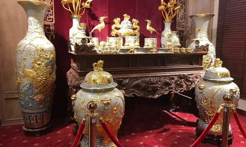 Choáng ngợp bộ đồ thờ tiền tỉ được dát vàng ròng ở làng gốm Bát Tràng