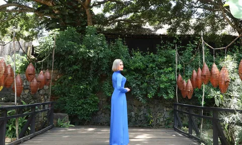 Hoa hậu Trịnh Lan Trinh đẹp sắc sảo trong tà áo dài