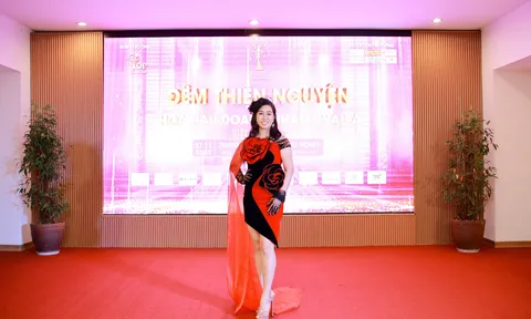 Doanh nhân Phạm Thị Kim Oanh đấu giá thành công trang phục công sở đặc biệt trong đêm thiện nguyện Hoa hậu Doanh nhân Châu Á Việt Nam 2022