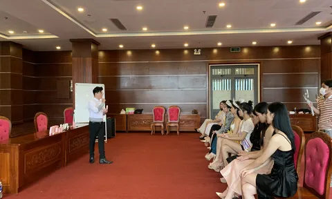Top 15 Hoa hậu Việt Nam Thời đại 2022 bước vào buổi học kỹ năng đầu tiên hậu chung kết
