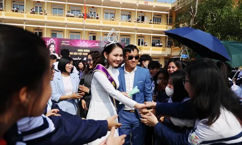 Tân Hoa hậu Nguyễn Mai Anh trở về trong sự chào đón của toàn trường THPT Nguyễn Duy Trinh