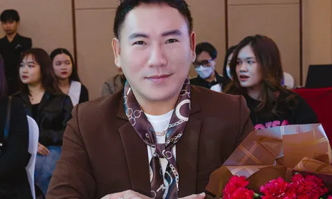 Lạ mắt với BTS áo dài cách tân độc đáo của NTK Tony Phạm