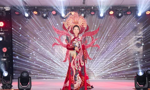 Nữ doanh nhân Nguyễn Thị Yến đấu giá thành công trang phục áo dài của NTK Tommy Nguyễn trong đêm thiện nguyện