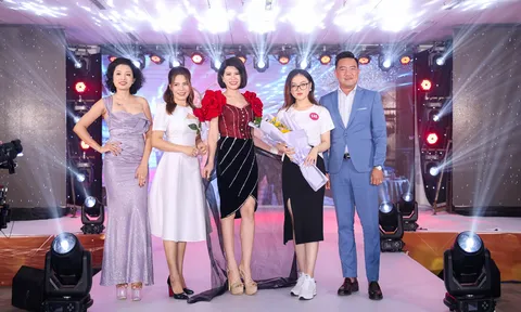 Nữ doanh nhân Vũ Quang Ngọc Bảo đấu giá trang phục công sở của NTK Thân Hoàng Bích Thủy trong đêm thiện nguyện.