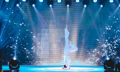 Thí sinh Ngô Thị Quỳnh Phương gây ấn tượng với tiết mục Yoga trong đêm thi tài năng