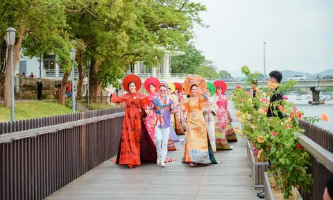 Nhiều thí sinh trình diễn ấn tượng tại vòng thi thời trang Hoa hậu Quý bà Việt Nam Toàn cầu 2023