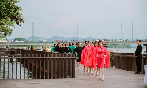 Đẹp mắt với BST trang phục công sở của NTK Thân Hoàng Bích Thủy tại cầu Gỗ Lim - Huế