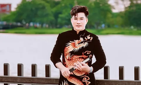 MC Minh Hưng dẫn dắt phần trình diễn thời trang tại cầu Gỗ Lim - Huế