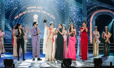 Bà trùm Hoa hậu Đặng Gia Bena trao vương miện cho Tân Hoa hậu Quý bà Việt Nam Toàn cầu 2023