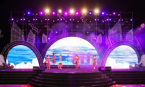 Bán kết Hoa hậu Doanh nhân Biển 2023: các nữ doanh nhân xuất hiện đầy tươi mới trong BST “Phố biển” của NTK Thân Hoàng Bích Thủy