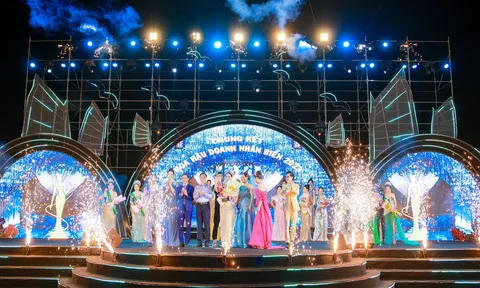 Trang phục của NTK Tommy Nguyễn xuất hiện lộng lẫy trên sân khấu chung kết Hoa hậu Doanh nhân Biển 2023