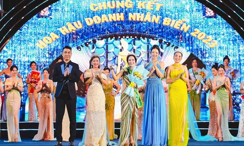 Hoa hậu thiện nguyện Yến Phượng trao giải Á hậu 3 trong đêm chung kết Hoa hậu Doanh nhân Biển 2023