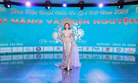 Doanh nhân Vũ Thục Hiền trình diễn trang phục đặc biệt của NTK Tommy Nguyễn