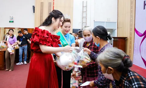 Hoa hậu Khương Phương Anh trao tận tay những phần quà cho bà con