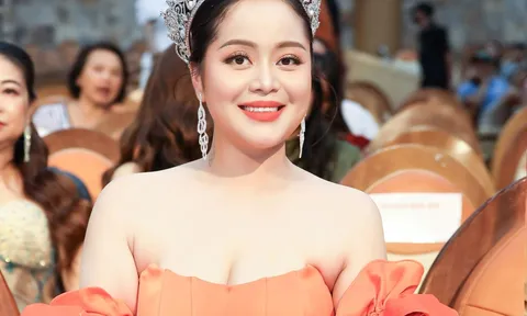 Hoa hậu Tú Anh đẹp rực rỡ khi ngồi “ghế nóng” chấm thi nhan sắc