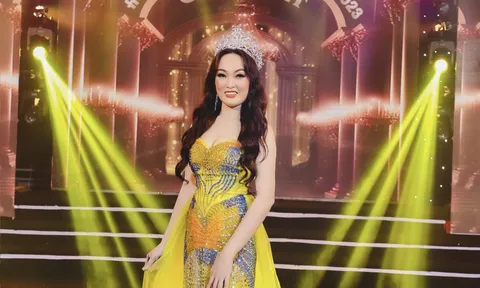 Chấm thi nhan sắc tại Huế, Á hậu Võ Thị Ngọc Ngân xuất hiện lộng lẫy trên sân khấu