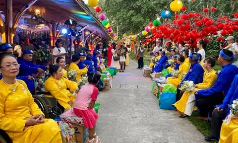 Hoa hậu Nguyễn Ngọc Hiếu xúc động lễ cưới tập thể của 51 cặp đôi khuyết tật