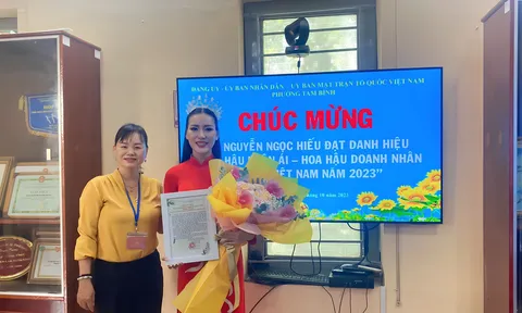 Hoa hậu Nhân ái Nguyễn Ngọc Hiếu nhận thư chúc mừng từ chính quyền địa phương phường Tam Bình