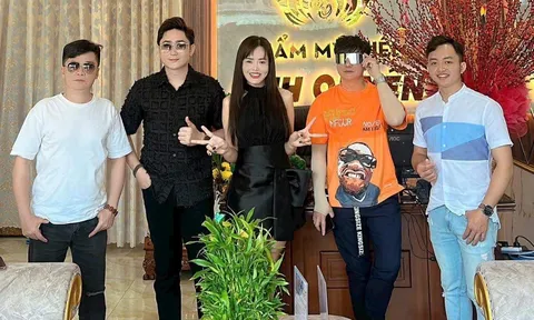 Á hậu Trúc Linh hội ngộ MC Minh Hưng