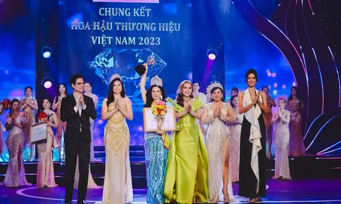 Hoa hậu Thiện nguyện Yến Phượng khoe nhan sắc ngọt ngào trên ghế 'nóng'